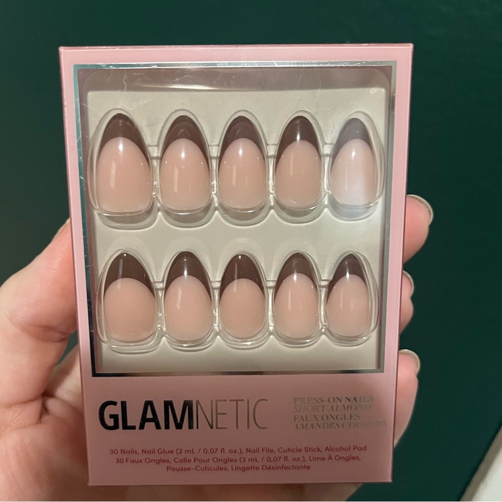 Glamnetic Chocolat short almond press on nails